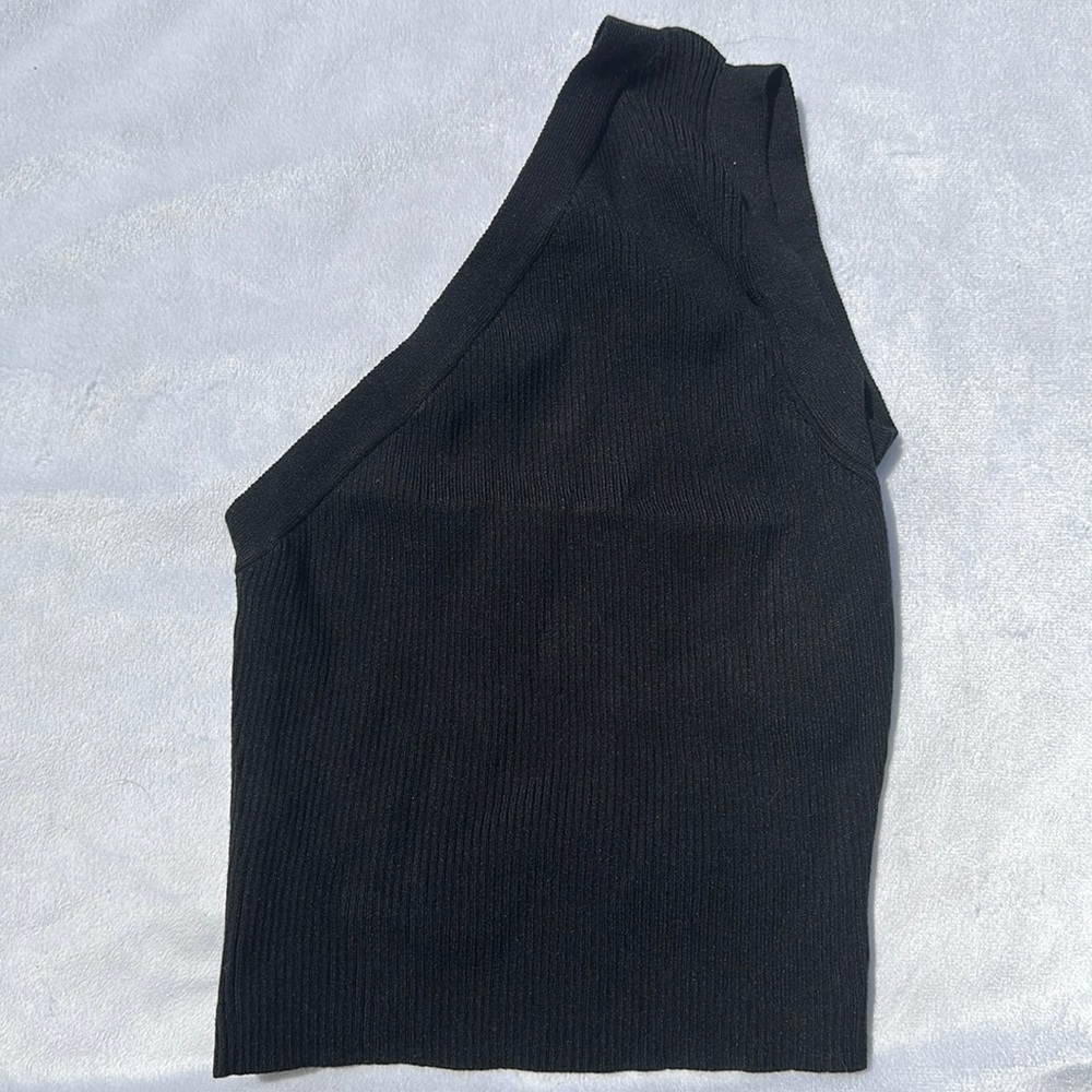 Black on shoulder backless crop top